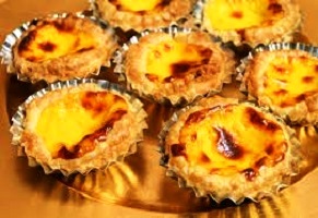 PASTIS DE NATA TAMBM CONHECIDO COMO PASTEL DE BELM FEITOS PELA A PORTUGUESA PAES E DOCES  DE DAR GUA NA BOCA